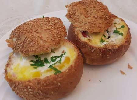 Яичница запеченная в булке