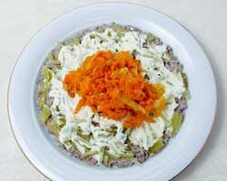 Кладем лук и морковь.
