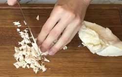 Измельчаем филе курицы.