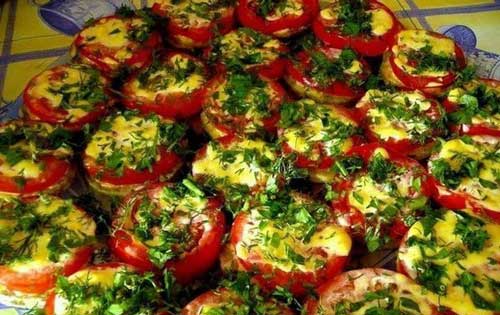 Жареные кабачки с майонезом и свежими помидорами