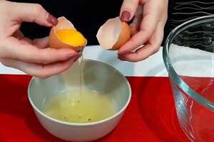 Желтки отдельно, белок отдельно.