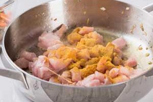 Обжариваем кусочки курицы.
