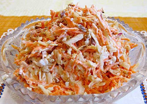 Салат из свежей моркови с яблоками